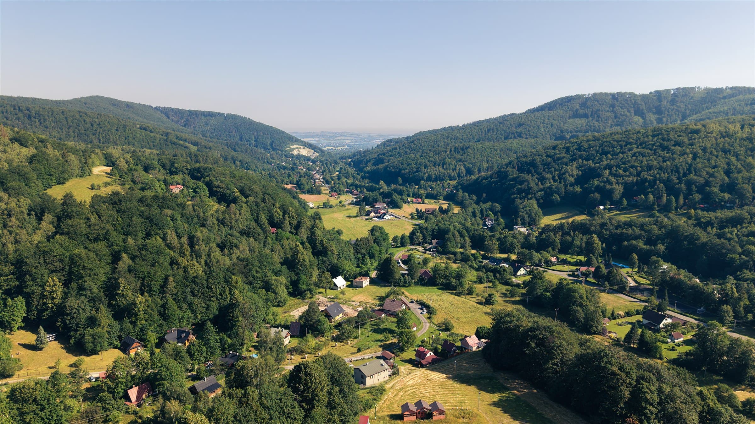Rozlehlé horské údolí zachycené z dronu
