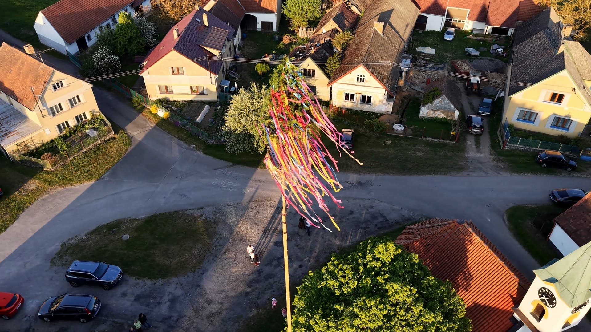 Událost na návsi zachycená z dronu